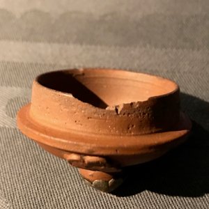 Een Delftse yixing-stijl theepot met zilveren montuur in rood aardewerk, 1e kwart 18e eeuw — foto 8