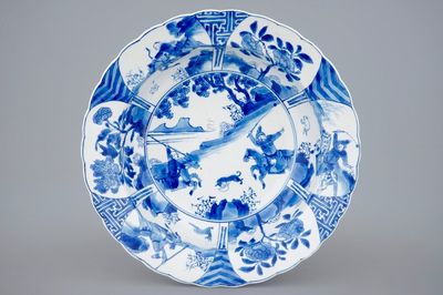 Een diep Chinees blauw-wit bord met strijdende rijders, Kangxi