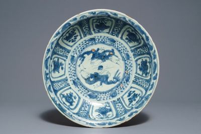 Een diepe Chinese blauwwitte Swatow schotel voor de islamitische markt, Ming