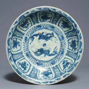 Een diepe Chinese blauwwitte Swatow schotel voor de islamitische markt, Ming — foto 1