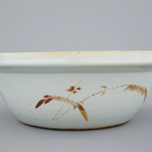 Een diepe Chinese famille rose kom in zgn. Straits porselein, 19e eeuw — foto 2