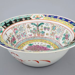 Een diepe Chinese famille rose kom met inscriptie in zgn. Straits porselein, 19e eeuw — foto 2