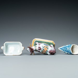 Een diverse collectie blauw-wit en polychroom Delfts aardewerk, 18/19e eeuw — foto 7