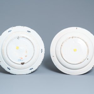 Een diverse collectie blauw-wit en polychroom Delfts aardewerk, 18e eeuw — foto 3