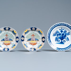 Een diverse collectie blauw-wit en polychroom Delfts aardewerk, 18e eeuw — foto 6