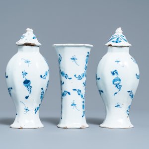 Een diverse collectie blauw-wit en polychroom Delfts aardewerk, 18e eeuw — foto 10
