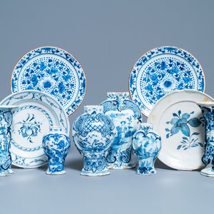 Een diverse collectie blauw-witte Delftse borden en vazen, 18e eeuw — foto 1
