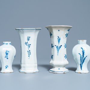 Een diverse collectie blauw-witte Delftse borden en vazen, 18e eeuw — foto 14