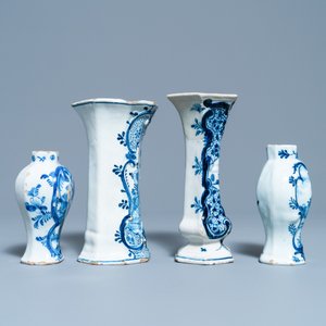 Een diverse collectie blauw-witte Delftse borden en vazen, 18e eeuw — foto 15