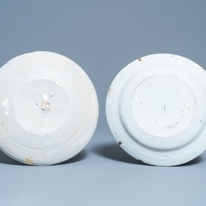 Een diverse collectie blauw-witte Delftse borden en vazen, 18e eeuw — foto 5