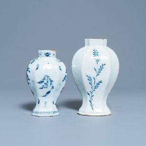 Een diverse collectie blauw-witte Delftse borden en vazen, 18e eeuw — foto 8