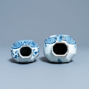 Een diverse collectie blauw-witte Delftse borden en vazen, 18e eeuw — foto 10
