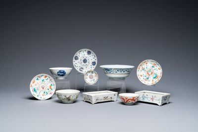 Een diverse collectie Chinees blauw-wit en famille rose porselein, 19/20e eeuw