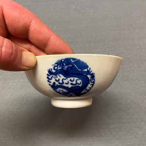 Een diverse collectie Chinees blauw-wit en famille rose porselein, 19/20e eeuw — foto 41