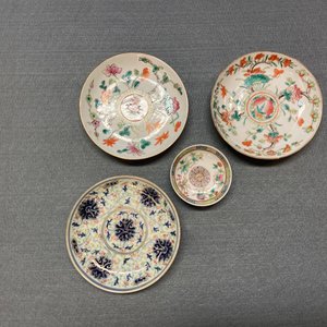 Een diverse collectie Chinees blauw-wit en famille rose porselein, 19/20e eeuw — foto 48