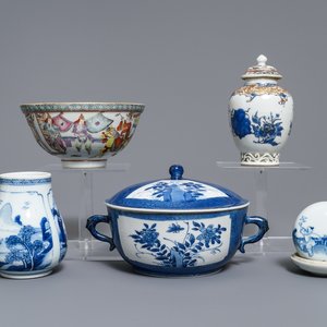 Een diverse collectie Chinees blauw-wit en famille rose porselein, Kangxi en later — foto 1