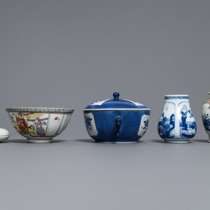 Een diverse collectie Chinees blauw-wit en famille rose porselein, Kangxi en later — foto 5