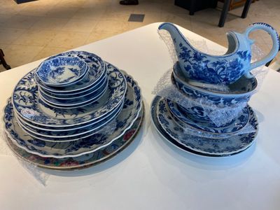 Een diverse collectie Chinees blauw-wit en famille rose porselein, Kangxi/Qianlong — foto 1