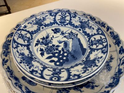 Een diverse collectie Chinees blauw-wit en famille rose porselein, Kangxi/Qianlong — foto 9