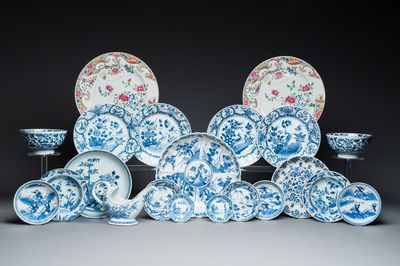 Een diverse collectie Chinees blauw-wit en famille rose porselein, Kangxi/Qianlong