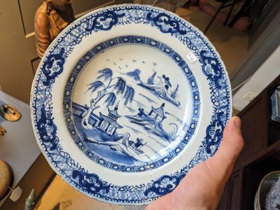 Een diverse collectie Chinees blauw-wit en famille rose porselein, Yongzheng en later — foto 3