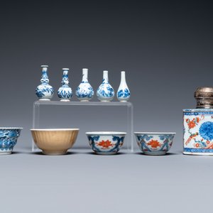 Een diverse collectie Chinees blauw-wit, famille rose en Imari-stijl porselein, Kangxi/Qianlong — foto 6