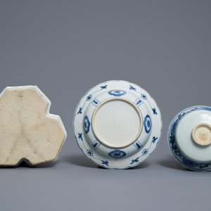 Een diverse collectie Chinees blauw-wit porselein, Ming en Kangxi — foto 20