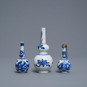 Een diverse collectie Chinees blauw-wit porselein, Ming en Kangxi — foto 2