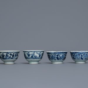 Een diverse collectie Chinees blauw-wit porselein, Ming en Kangxi — foto 33