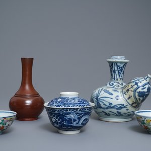 Een diverse collectie Chinees blauw-wit, Yixing en famille rose porselein, Ming en later — foto 1