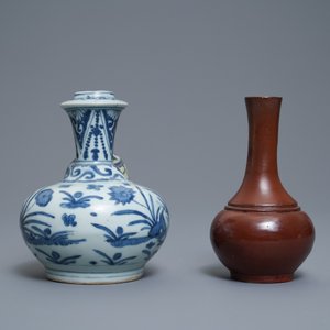 Een diverse collectie Chinees blauw-wit, Yixing en famille rose porselein, Ming en later — foto 11