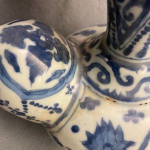 Een diverse collectie Chinees blauw-wit, Yixing en famille rose porselein, Ming en later — foto 14