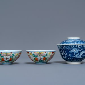 Een diverse collectie Chinees blauw-wit, Yixing en famille rose porselein, Ming en later — foto 5
