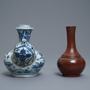 Een diverse collectie Chinees blauw-wit, Yixing en famille rose porselein, Ming en later — foto 9