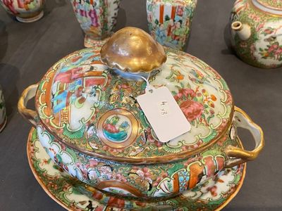 Een diverse collectie Chinees Canton famille rose porselein, 19e eeuw — foto 2