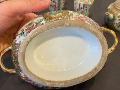 Een diverse collectie Chinees Canton famille rose porselein, 19e eeuw — foto 7