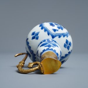 Een diverse collectie Chinees en Japans blauw-wit porselein, Ming en later — foto 14