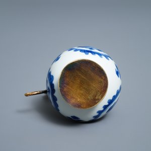 Een diverse collectie Chinees en Japans blauw-wit porselein, Ming en later — foto 15