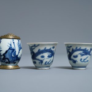 Een diverse collectie Chinees en Japans blauw-wit porselein, Ming en later — foto 19
