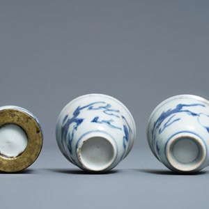 Een diverse collectie Chinees en Japans blauw-wit porselein, Ming en later — foto 20