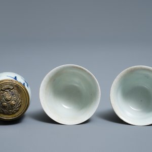 Een diverse collectie Chinees en Japans blauw-wit porselein, Ming en later — foto 21