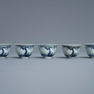 Een diverse collectie Chinees en Japans blauw-wit porselein, Ming en later — foto 25