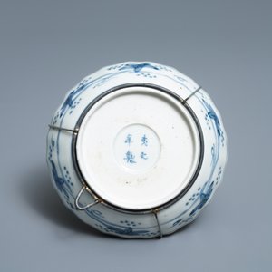 Een diverse collectie Chinees en Japans blauw-wit porselein, Ming en later — foto 3