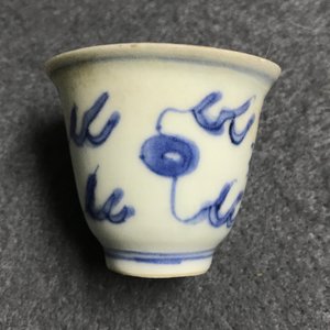 Een diverse collectie Chinees en Japans blauw-wit porselein, Ming en later — foto 44