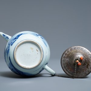 Een diverse collectie Chinees en Japans blauw-wit porselein, Ming en later — foto 9