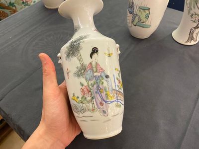 Een diverse collectie Chinees famille rose en monochroom porselein, 18/20e eeuw — foto 24
