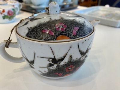 Een diverse collectie Chinees famille rose en qianjiang cai porselein, 19/20e eeuw — foto 7