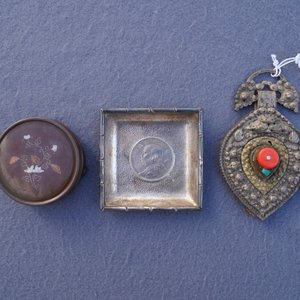 Een diverse collectie Chinees metaal, w.o. paktong, zilver en verguld brons, 17e eeuw en later — foto 12
