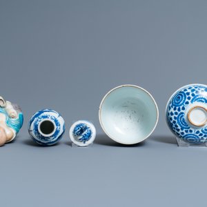 Een diverse collectie Chinees porselein, Kangxi en later — foto 12