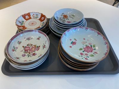 Een diverse collectie Chinese borden, koppen en schotels, Kangxi en later — foto 15